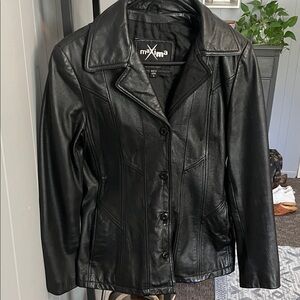 Maxima Women's Sleek Black Leather Jacket